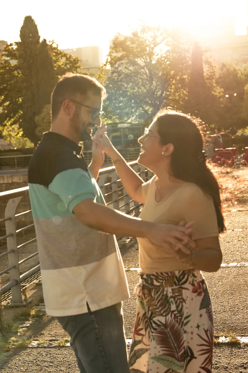 Rocío y Matías bailando al atardecer