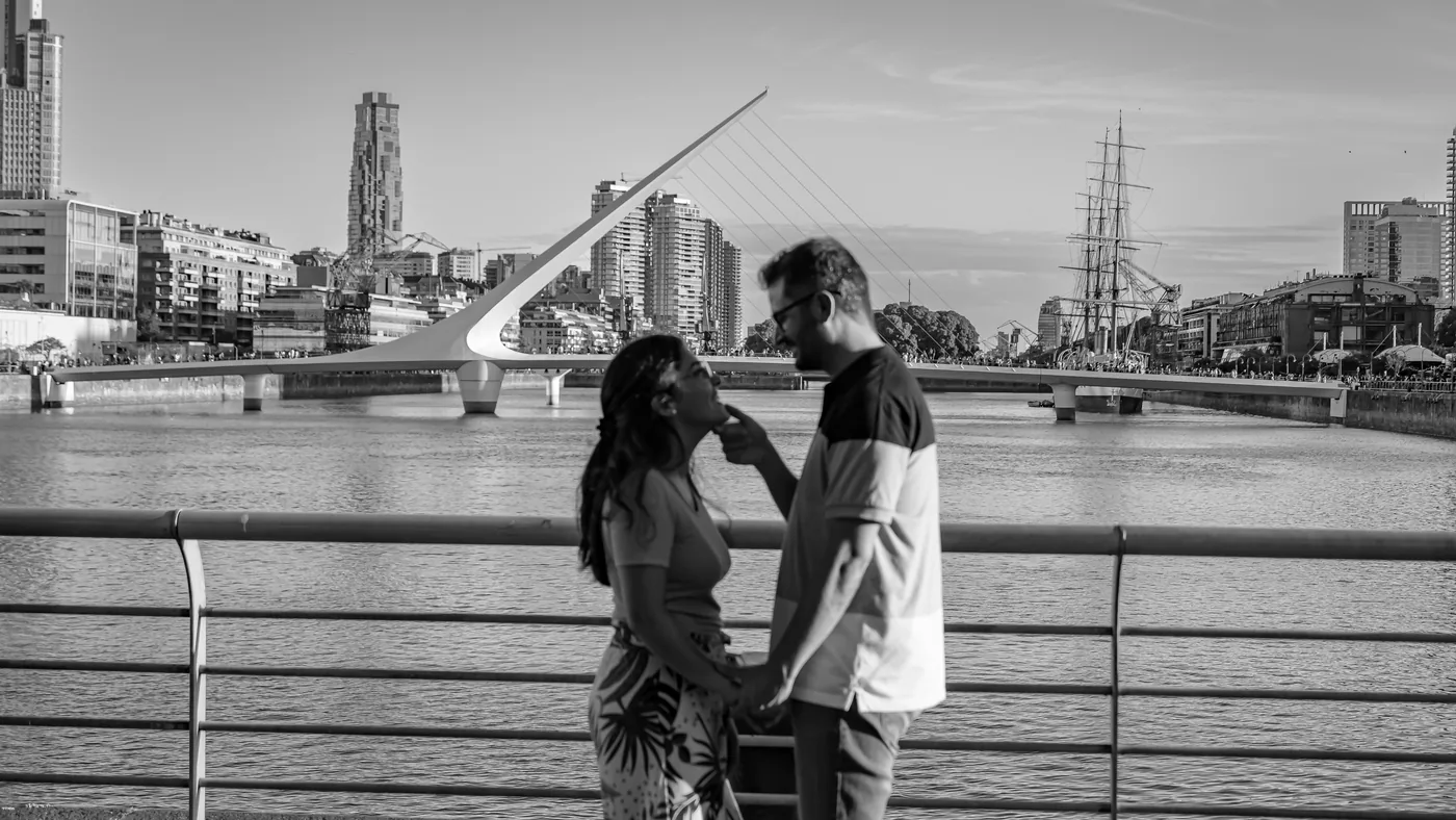 Rocío y Matías caminando juntos junto al río